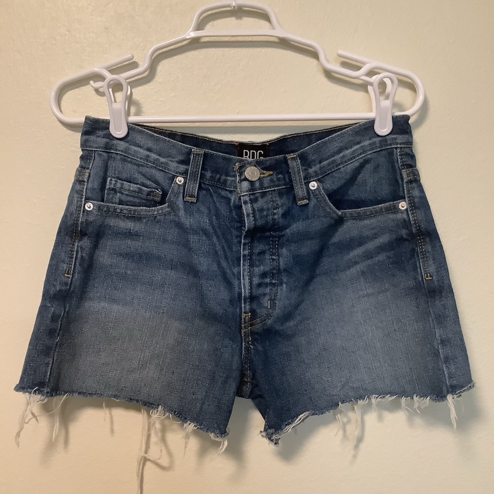 BDG Women’s boy friend low rise‎ frayed hem button front size 24 denim shorts